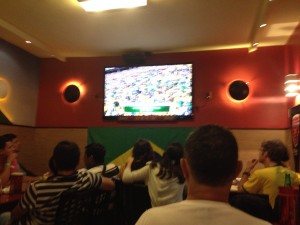 Nerveuze spanning in Jóia Carioca voor de wedstrijd maar slap gejuich bij de penalty