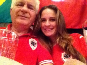 Twee Antwerp supporters kijken in Bar Jobi in Leblon naar de wedstrijd België - Zuid Korea.