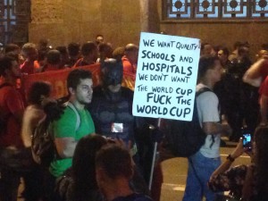 'Batman' kaapt een protest van leraren - Foto: Celso Maldos