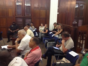 Journalisten in afwachting van het begin van de tweede zittingsdag in de zaak Magnus